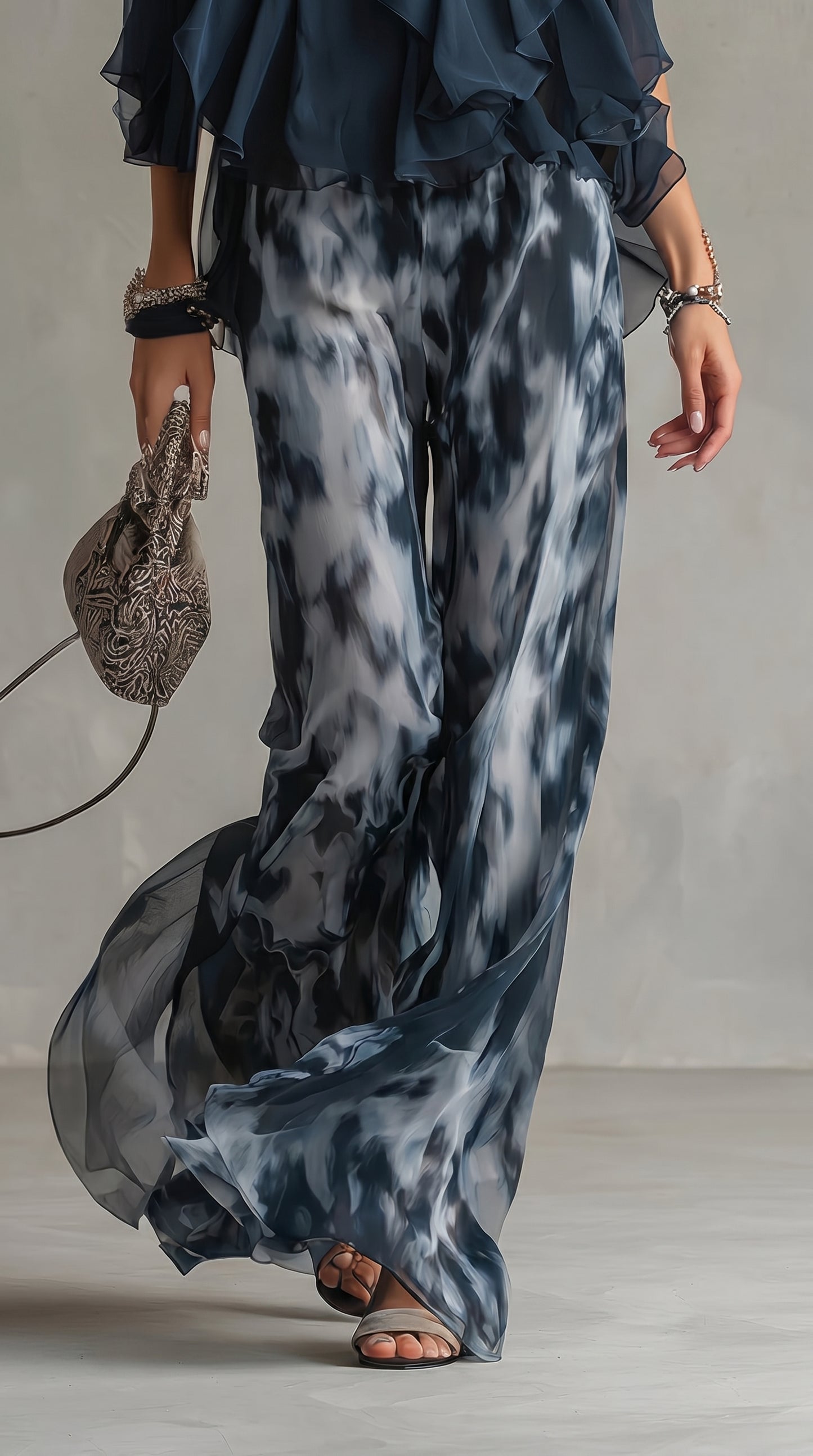 Laura - un elegante conjunto de gasa con top de cuello alto y pantalones anchos estampados