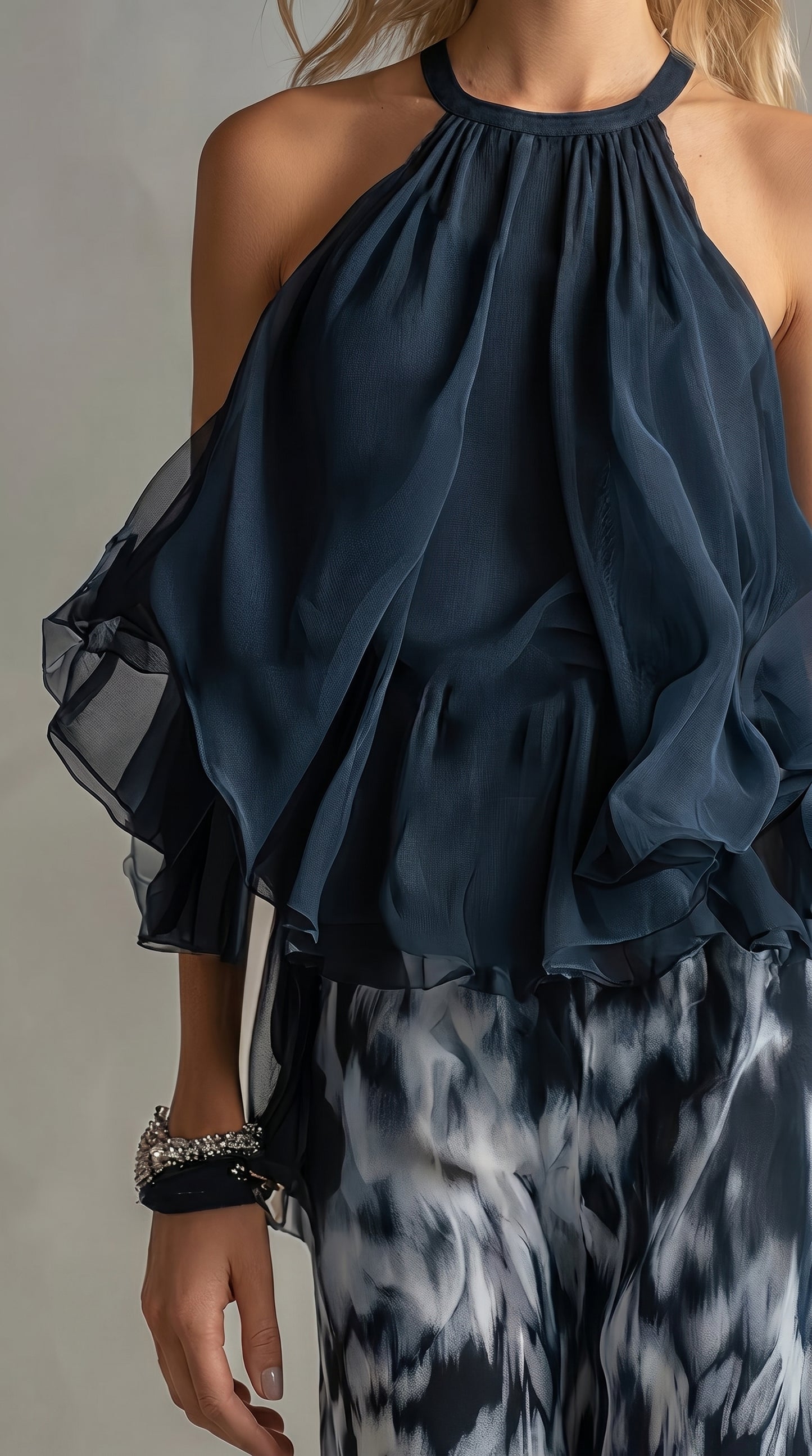 Laura - un elegante conjunto de gasa con top de cuello alto y pantalones anchos estampados