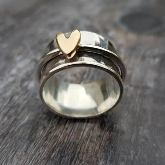 ANILLO DE PLARA CON UN CORAZÓN DORADO